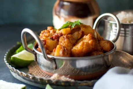 Alu Gobi: tofu-perunacurry